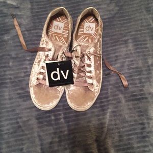 Woman’s 9 1/2 sneaker
